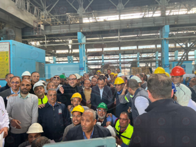 رئيس الوزراء يلتقط صورًا تذكارية مع عمال مصنع الألومنيوم