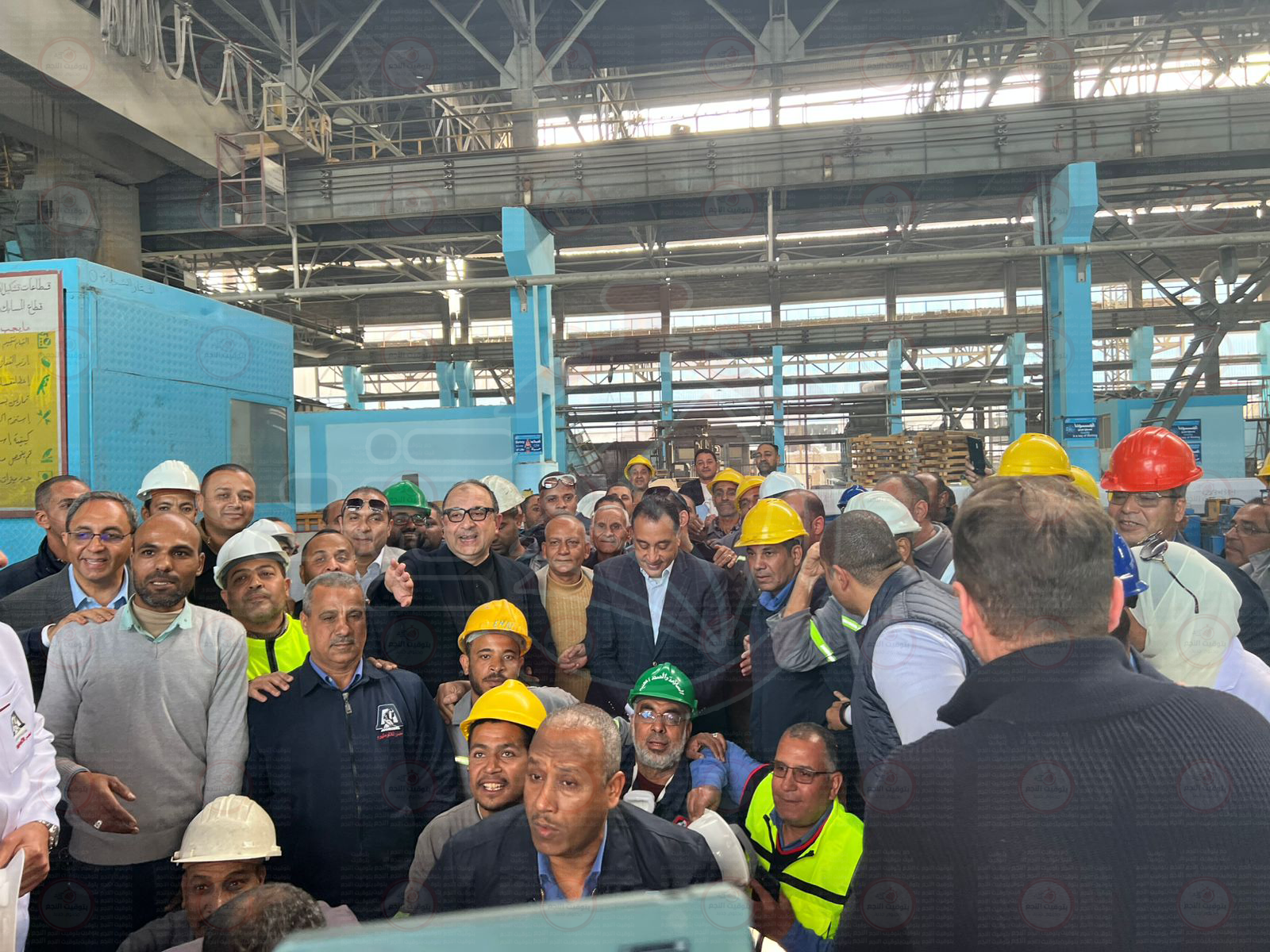 رئيس الوزراء يلتقط صورًا تذكارية مع عمال مصنع الألومنيوم