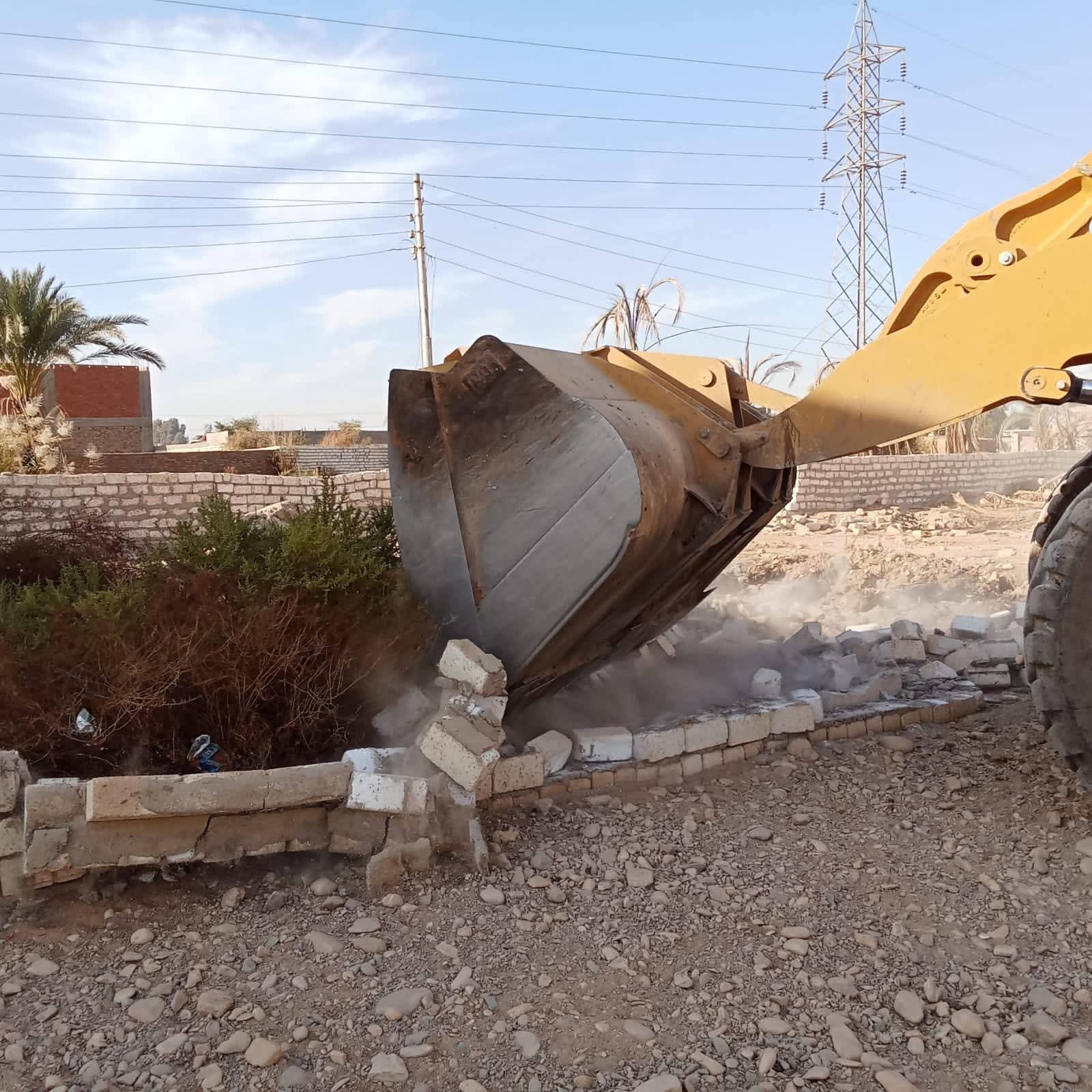 إزالة التعديات على أراضي الدولة بقنا