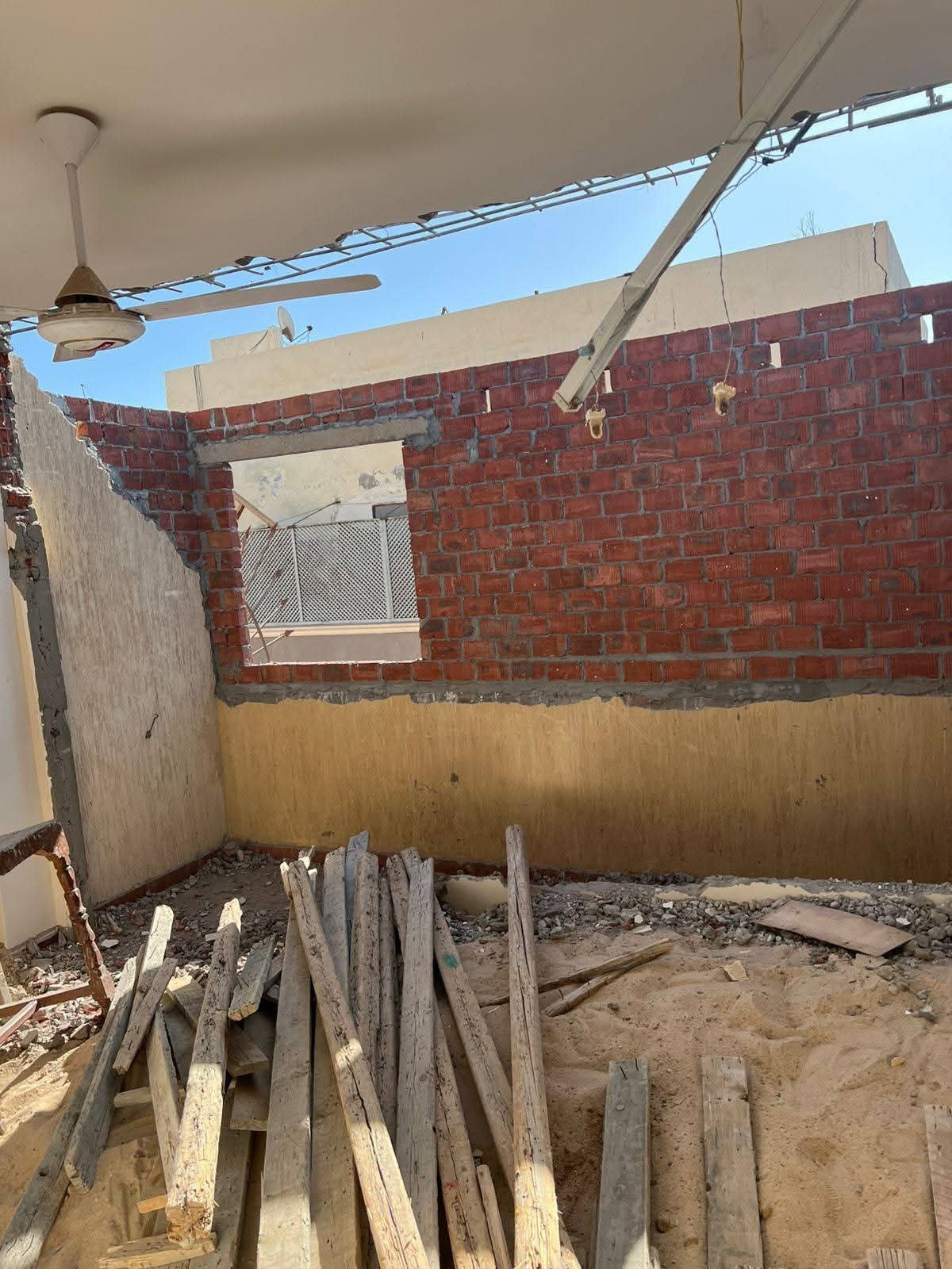 إزالة دور سادس مخالف بحي سيدي عمر في قنا