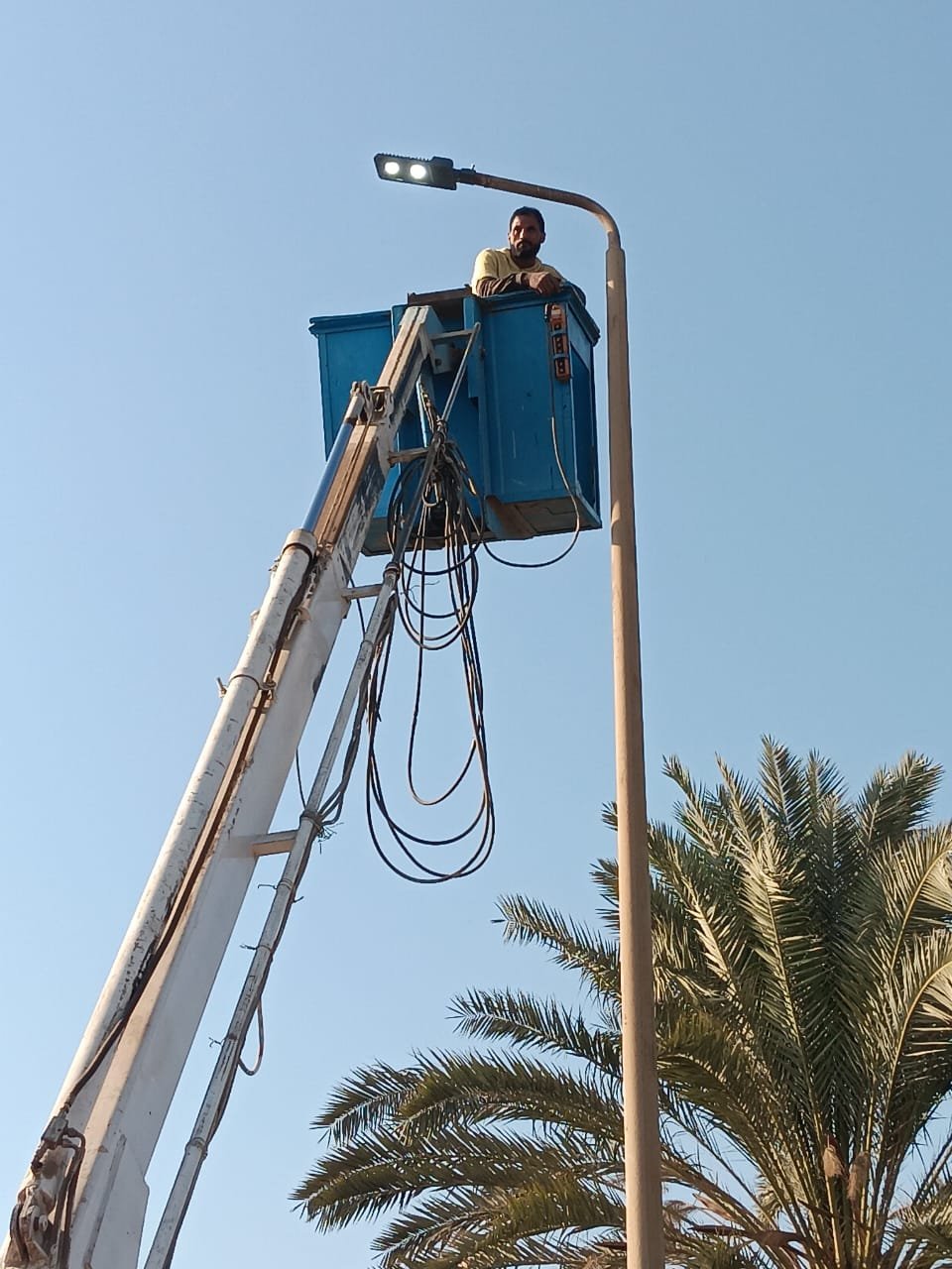 إنارة طريق مصر – أسوان في أبوتشت