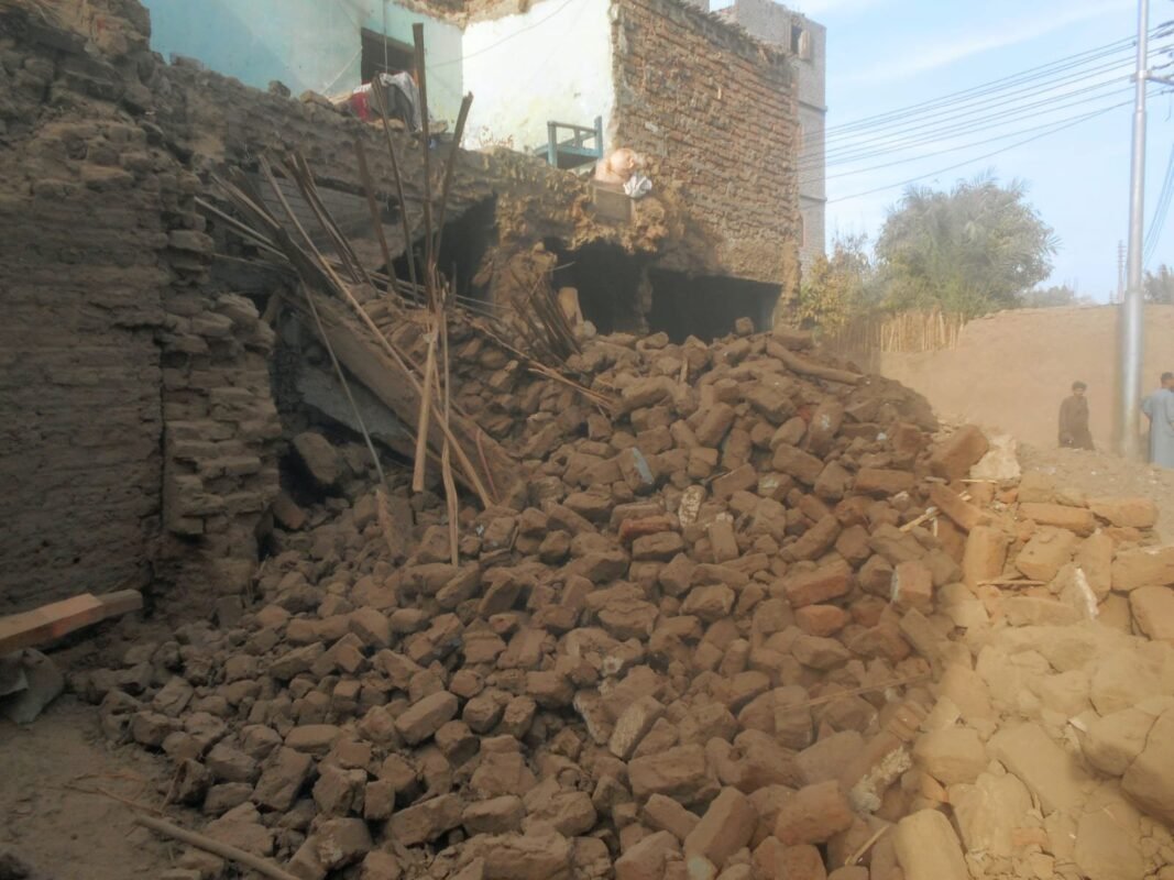 المنزل المنهار