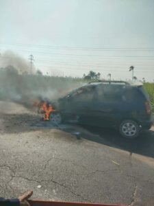 حريق يلتهم سيارة ملاكي في نجع حمادي