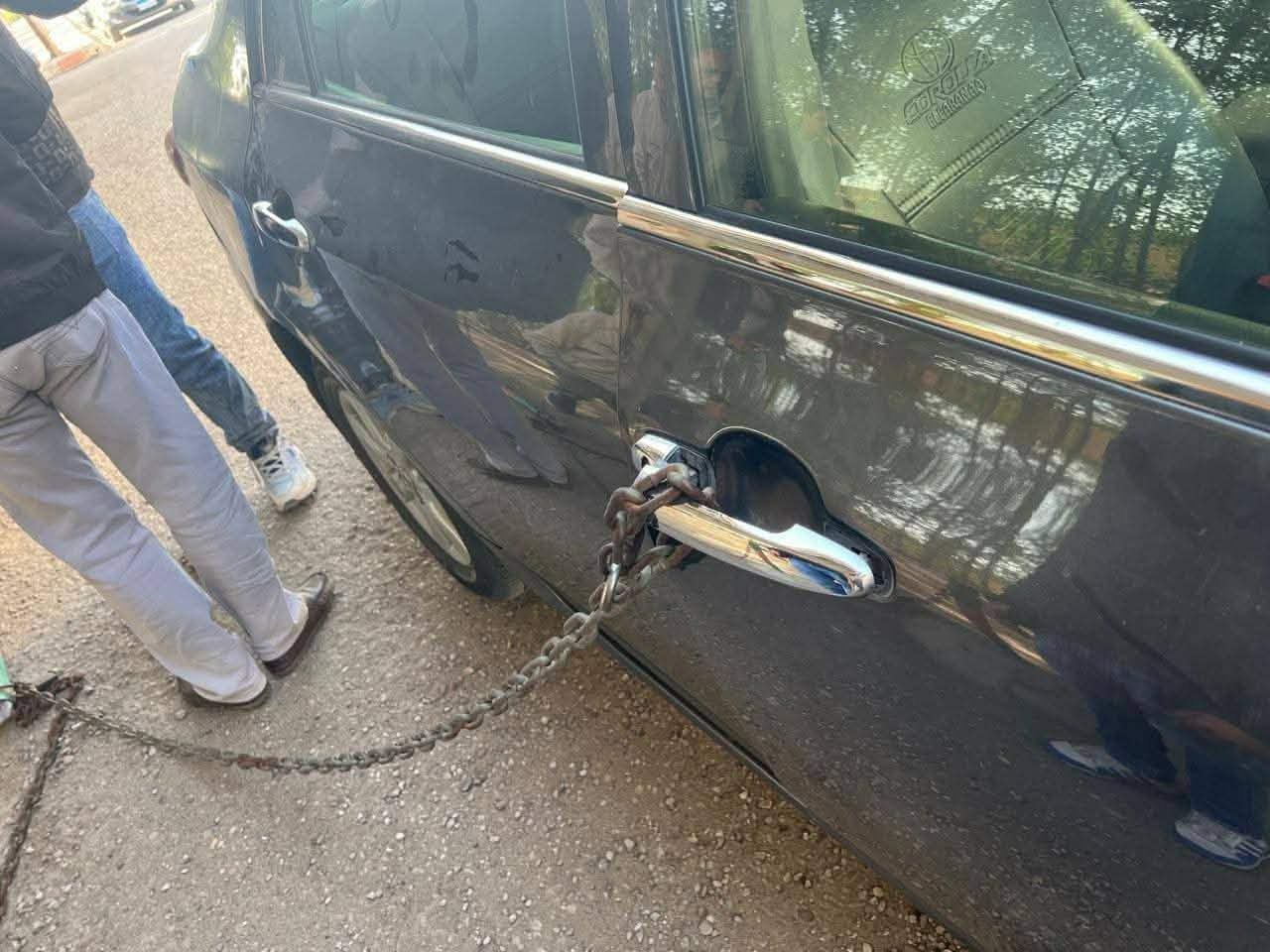 ربط سيارة بالسلاسل داخل جامعة قنا