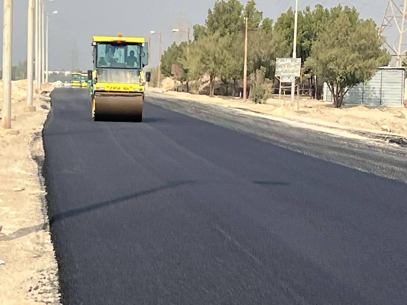 رصف الطريق الصحراوي الغربي بقنا