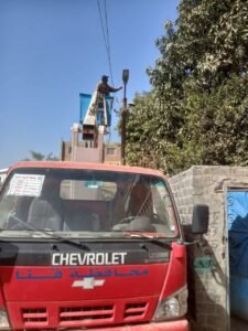 صيانة شاملة للإنارة بمداخل القرى بقنا