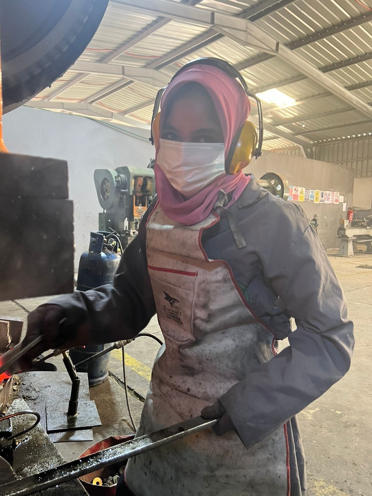 فتيات قنا يقتحمن أخطر مهن الصعيد