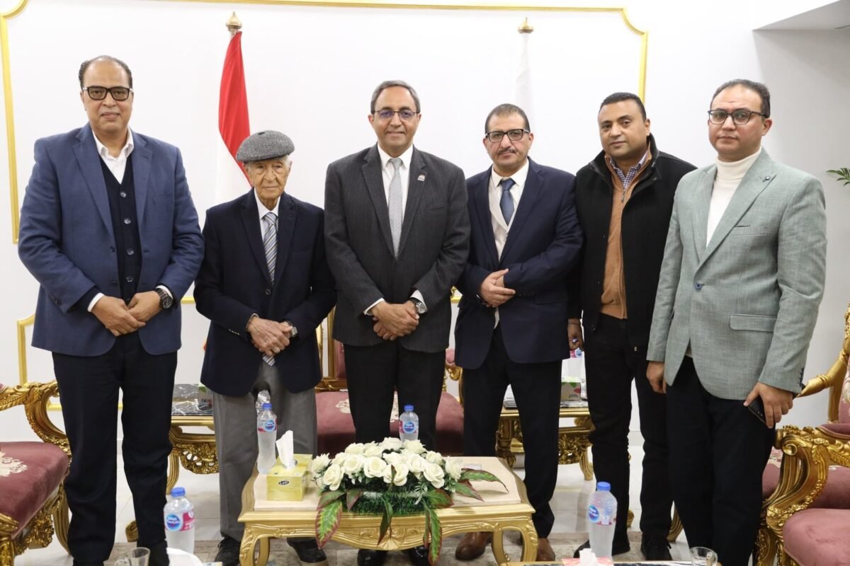 محافظ قنا وفهمي عمر