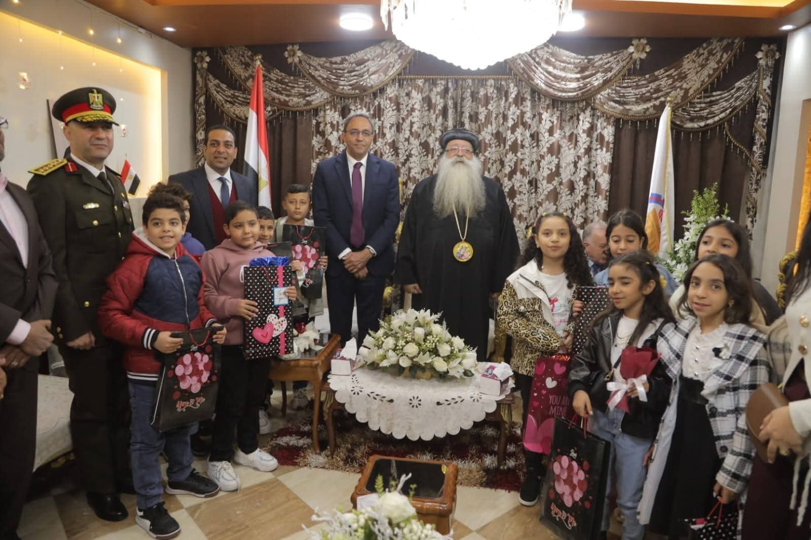 محافظ قنا يزور مطرانية دشنا ويوزع الهدايا على الأطفال