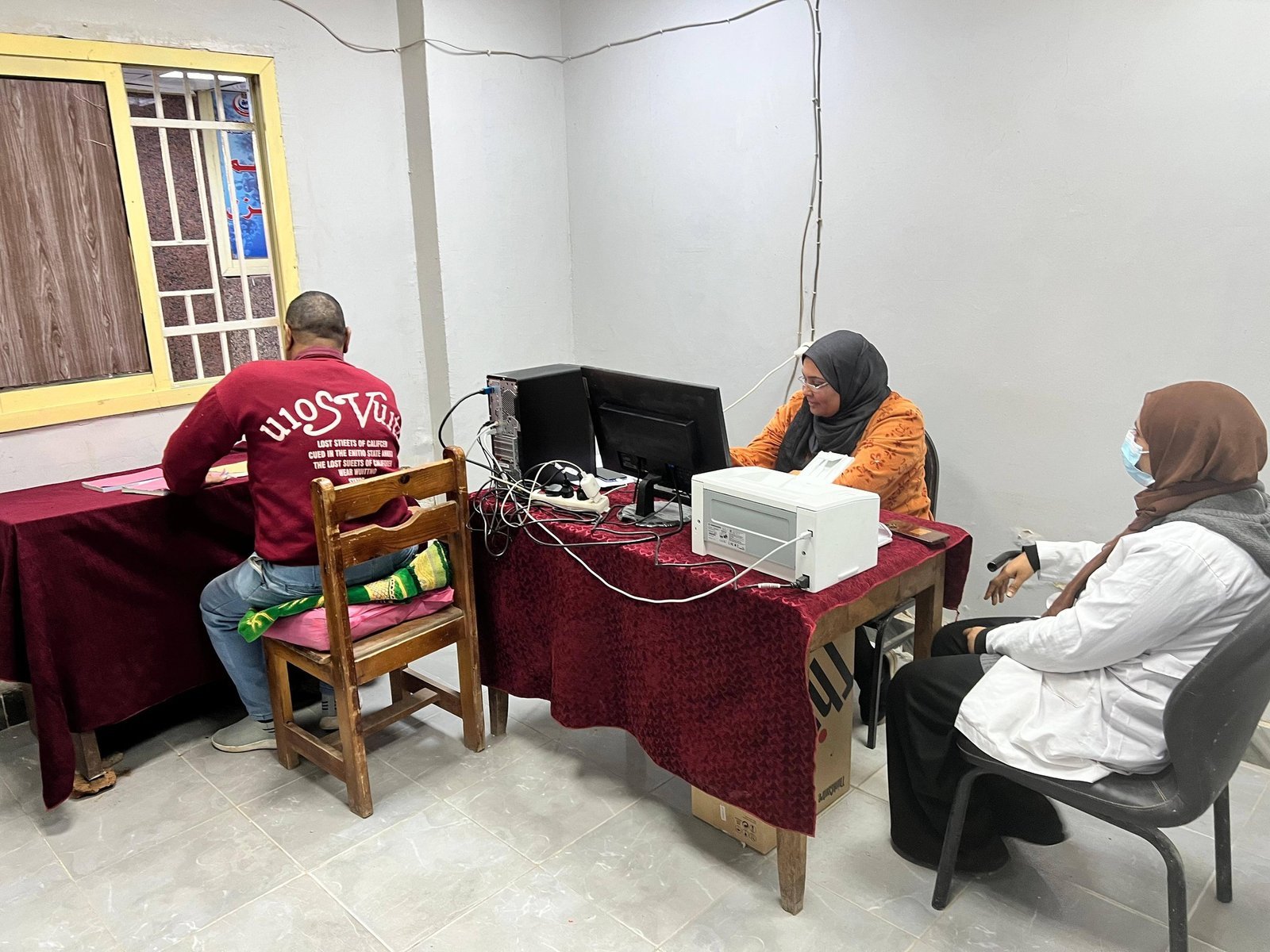 محافظ قنا يفتتح أول مكتب لخدمة عملاء التأمين الصحي