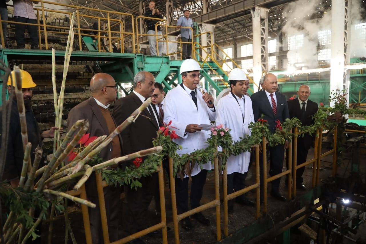 محافظ قنا يفتتح موسم عصير القصب