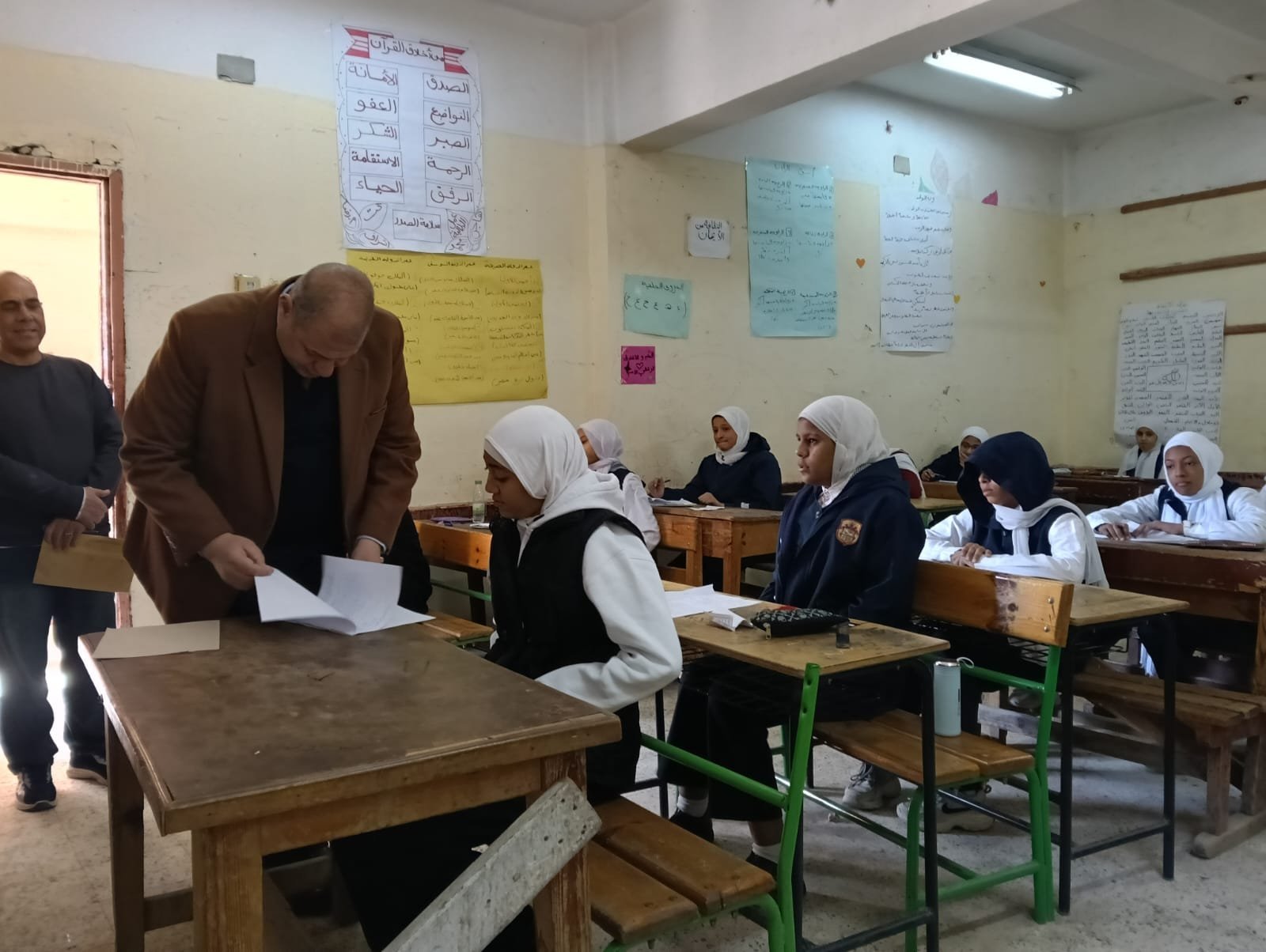 وكيل تعليم قنا يتفقد لجان الشهادة الإعدادية