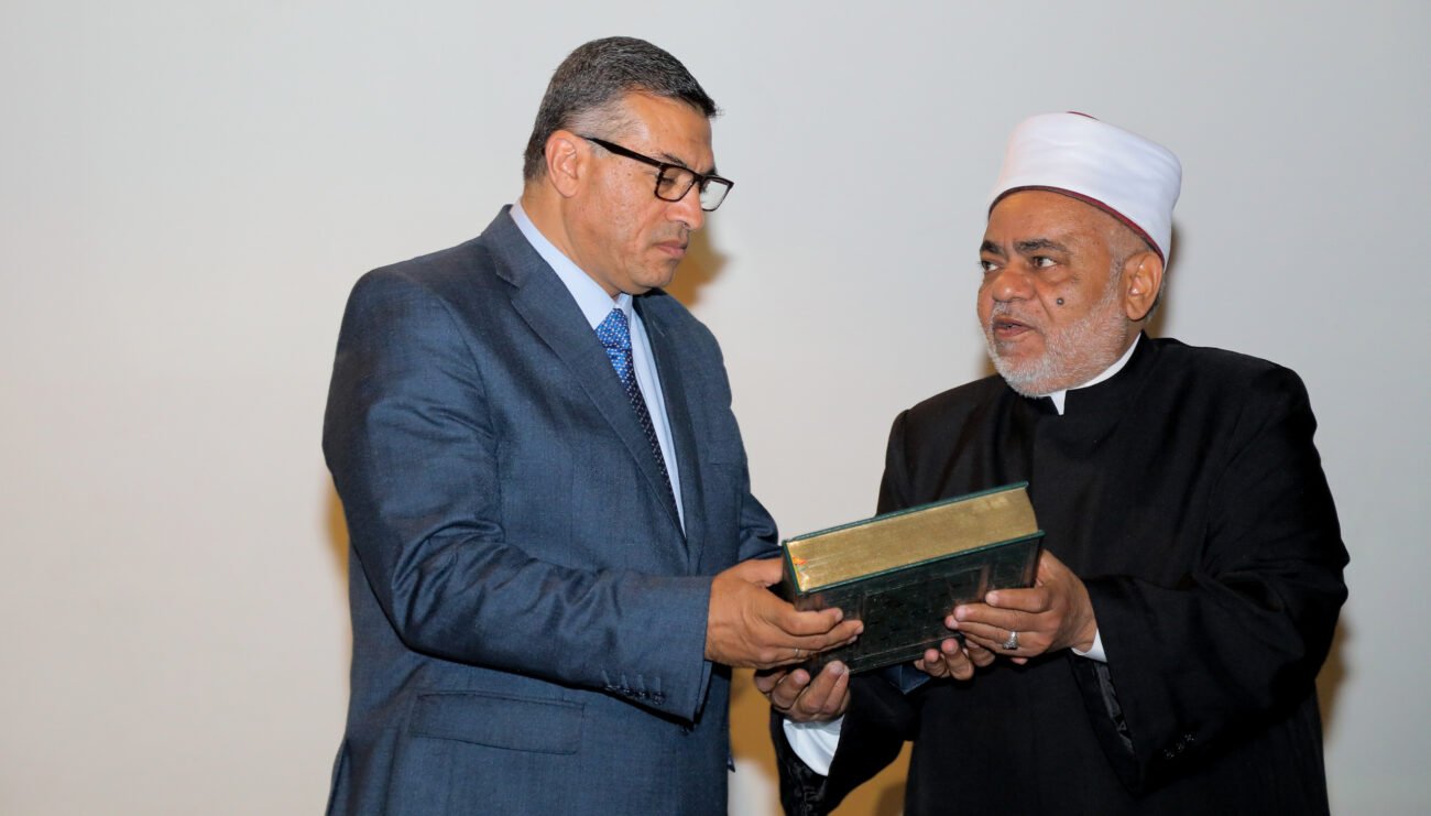 شيخ الأزهر يهدي محافظ قنا مصحفًا