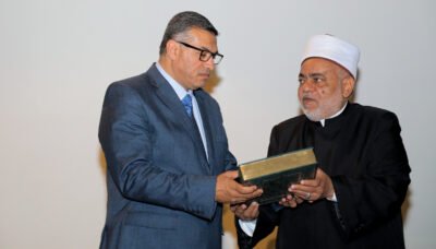 شيخ الأزهر يهدي محافظ قنا مصحفًا