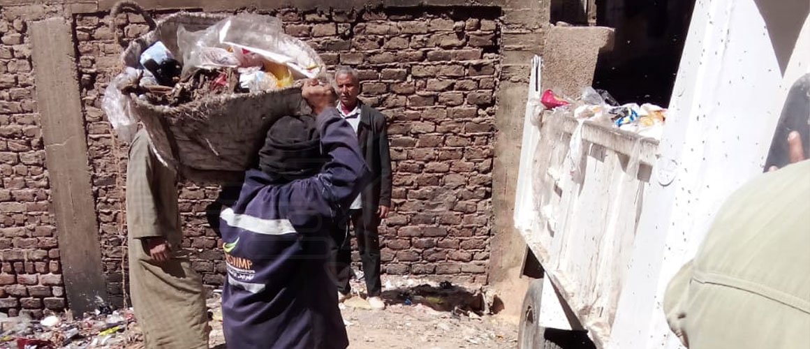 رفع تراكمات المخلفات بمنطقة "السيدة عائشة"