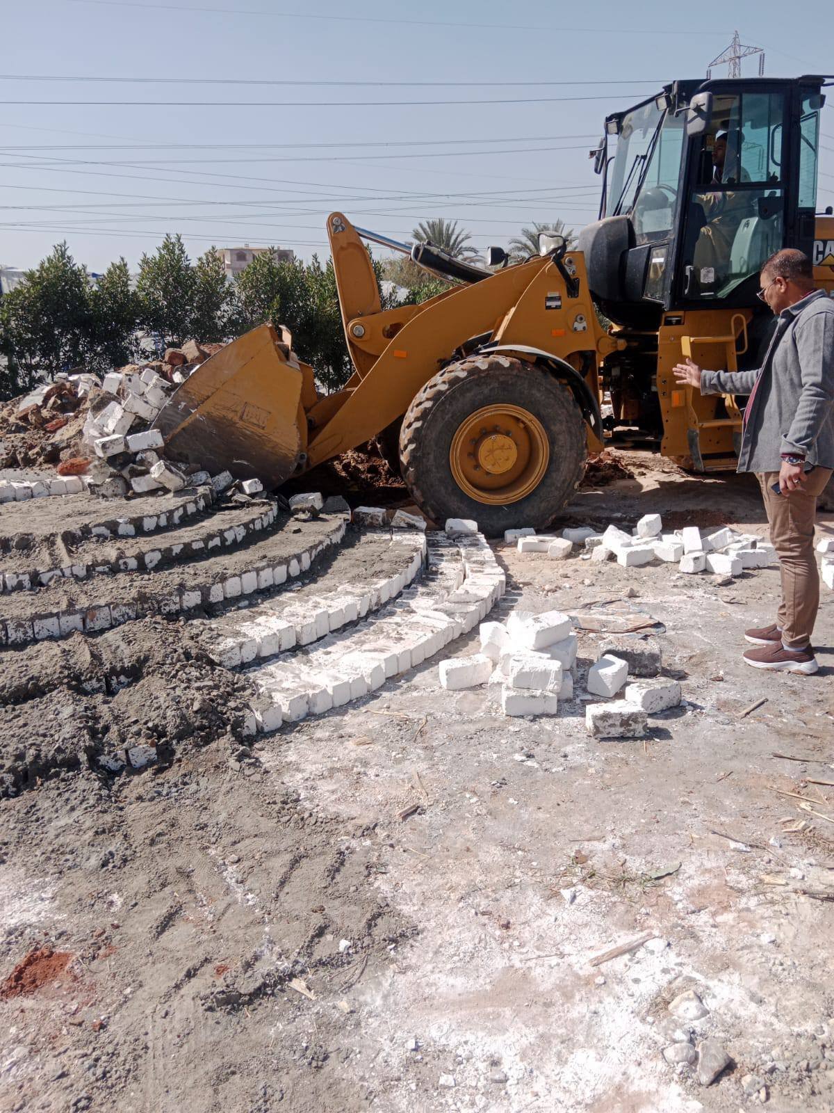 إزالة قاعة أفراح بفرشوط