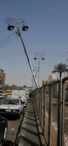 إصلاح عمود إنارة مائلًا بمحيط مسجد سيدي عبدالرحيم