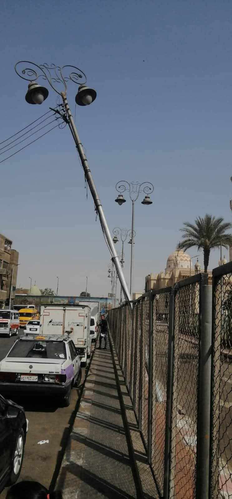 إصلاح عمود إنارة مائلًا بمحيط مسجد سيدي عبدالرحيم