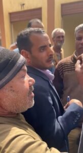 بائع بليلة يستوقف محافظ قنا