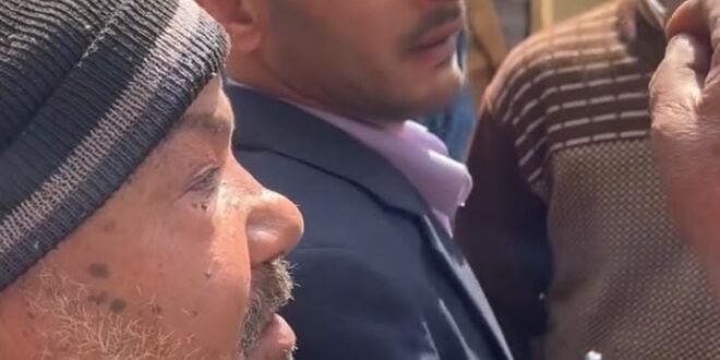 بائع بليلة يستوقف محافظ قنا