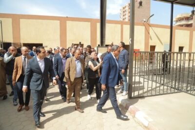 محافظ قنا يتفقد السوق الحضاري