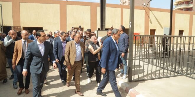 محافظ قنا يتفقد السوق الحضاري