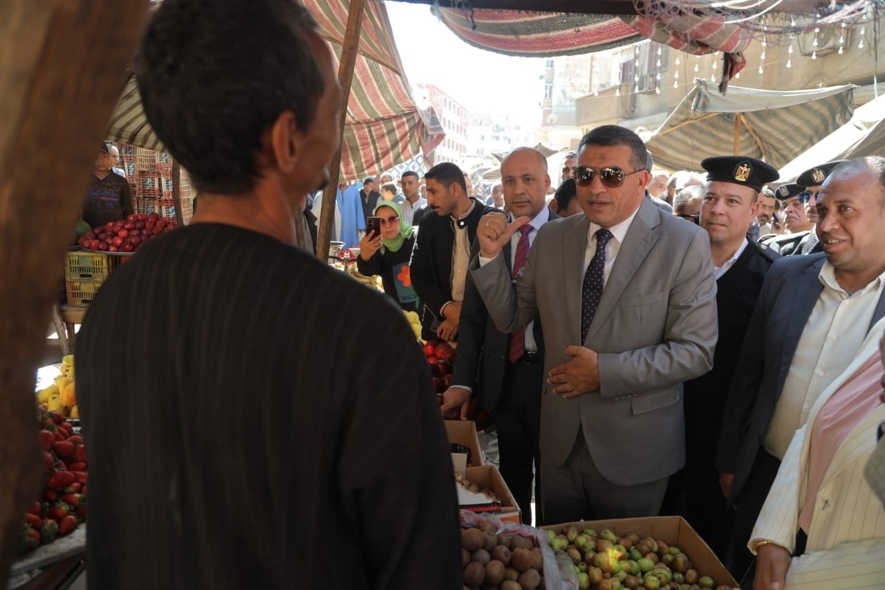 محافظ قنا يتفقد السوق الحضاري