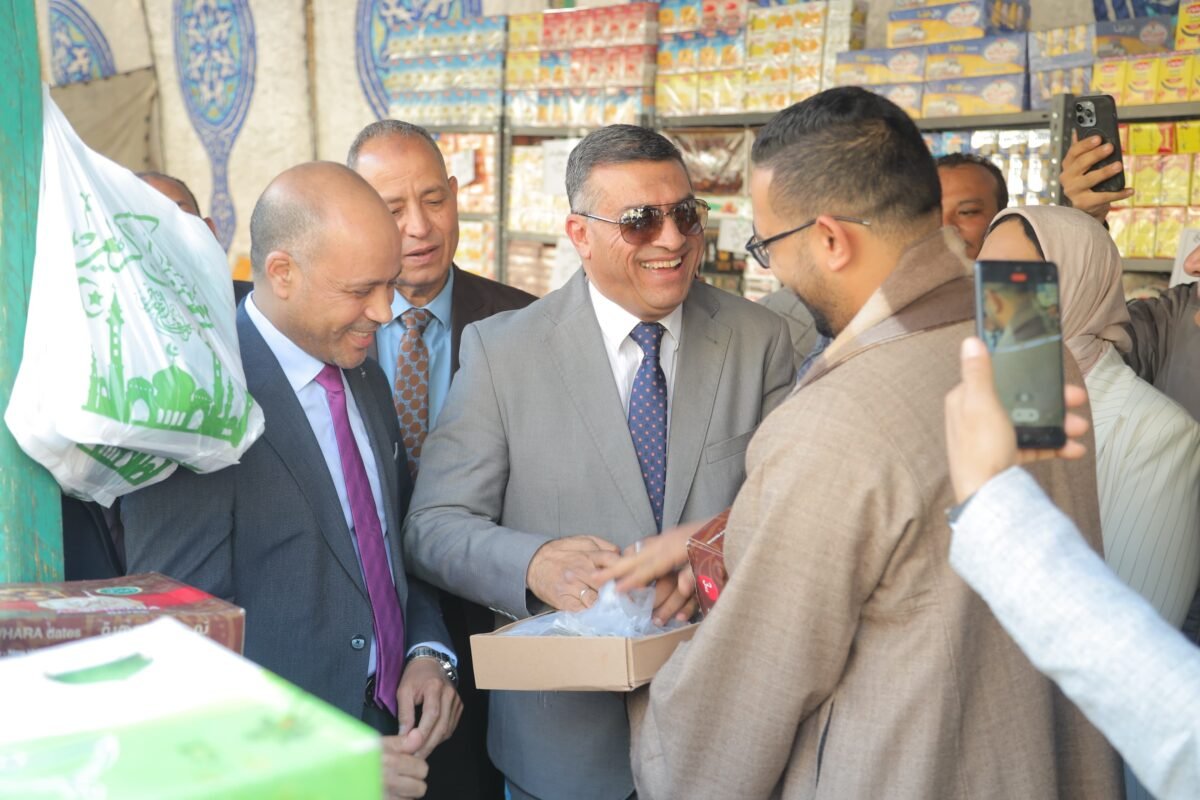 محافظ قنا يتفقد معرض "أهلاً رمضان"