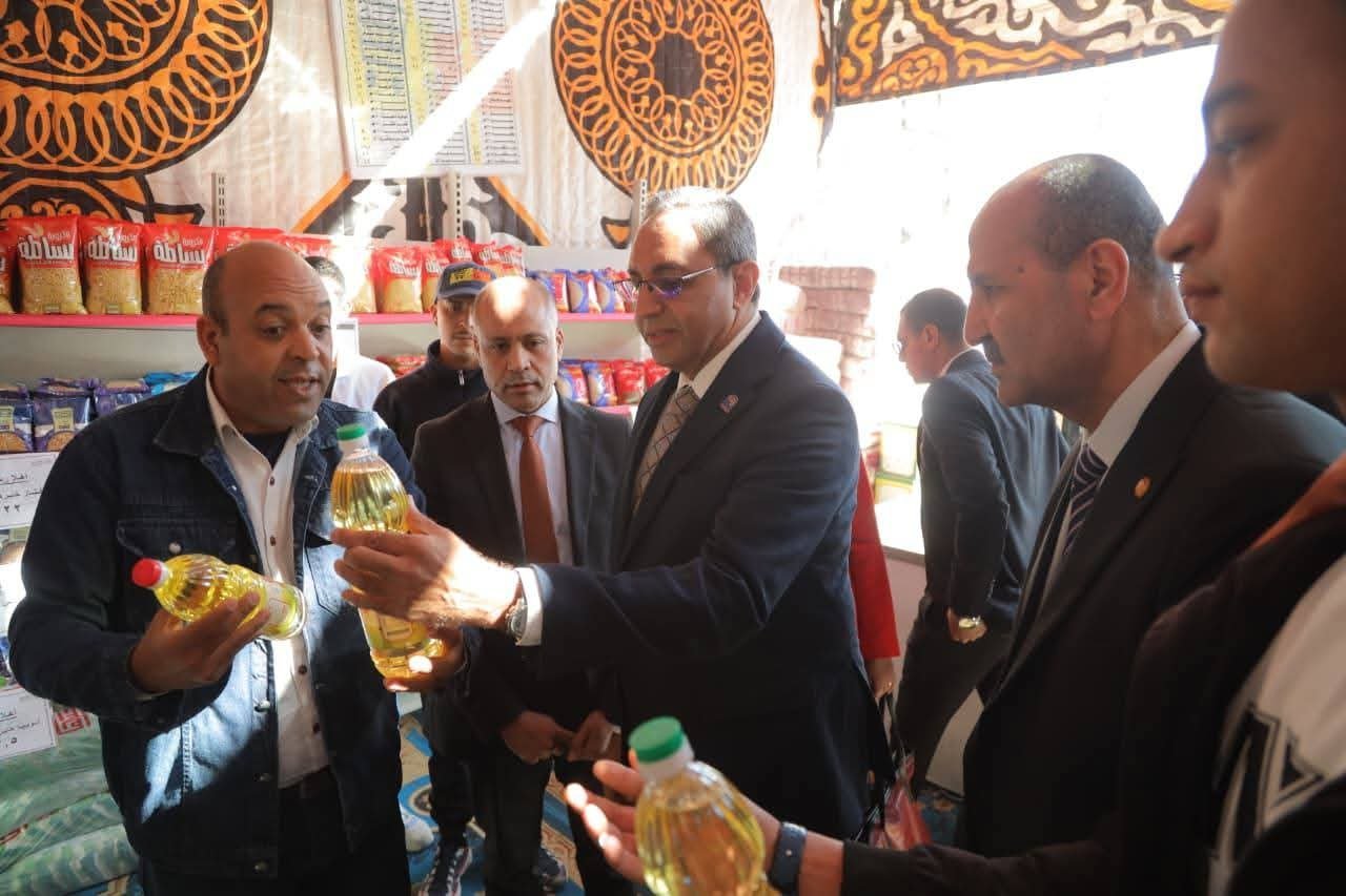 محافظ قنا يفتتح معرض «أهلًا رمضان»