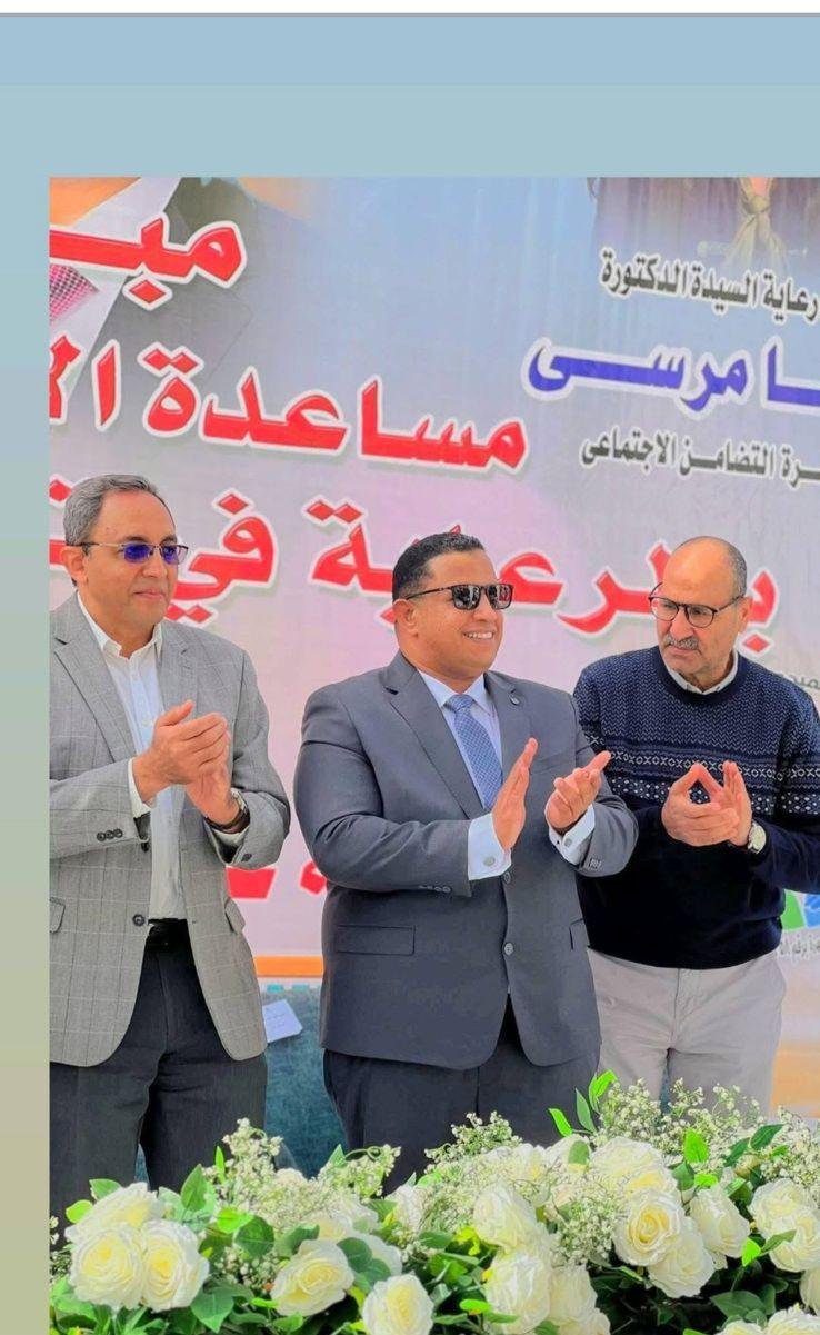 محافظ قنا يُسلم عقود تقنين الأراضي لـ100 أسرة