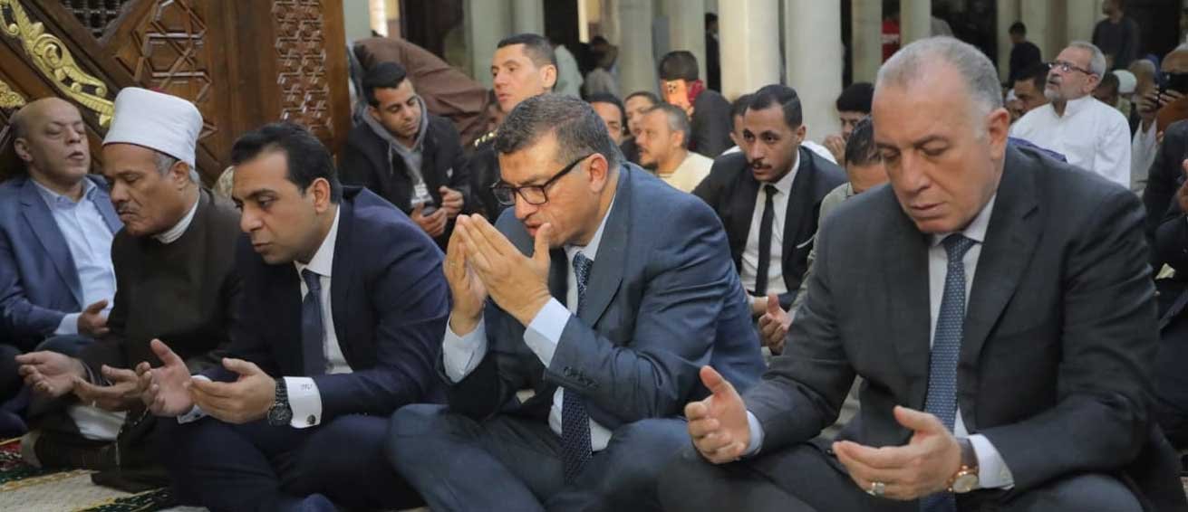 محافظ قنا يؤدي صلاة عيد الفطر