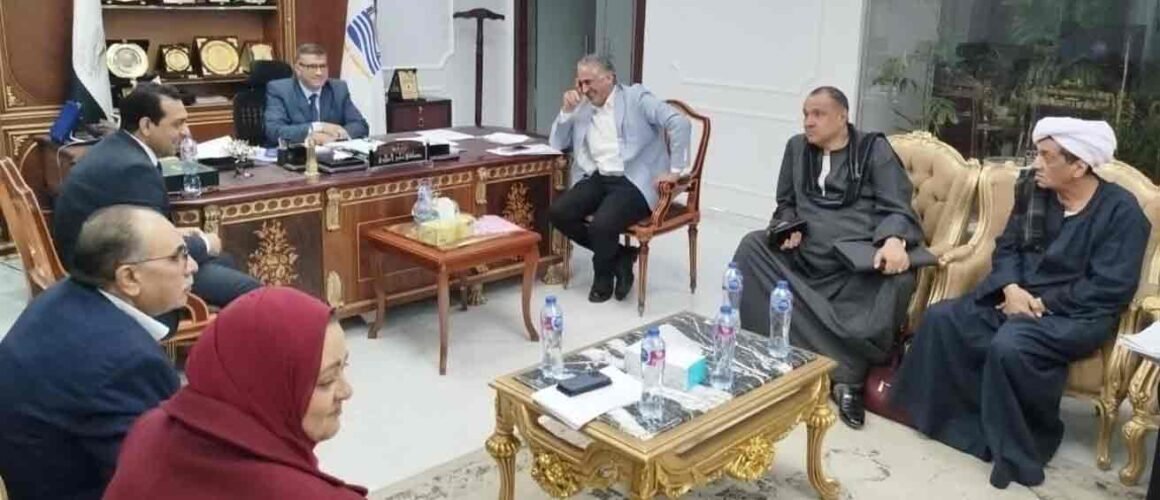 محافظ قنا يلتقي أعضاء مجلسي النواب والشيوخ