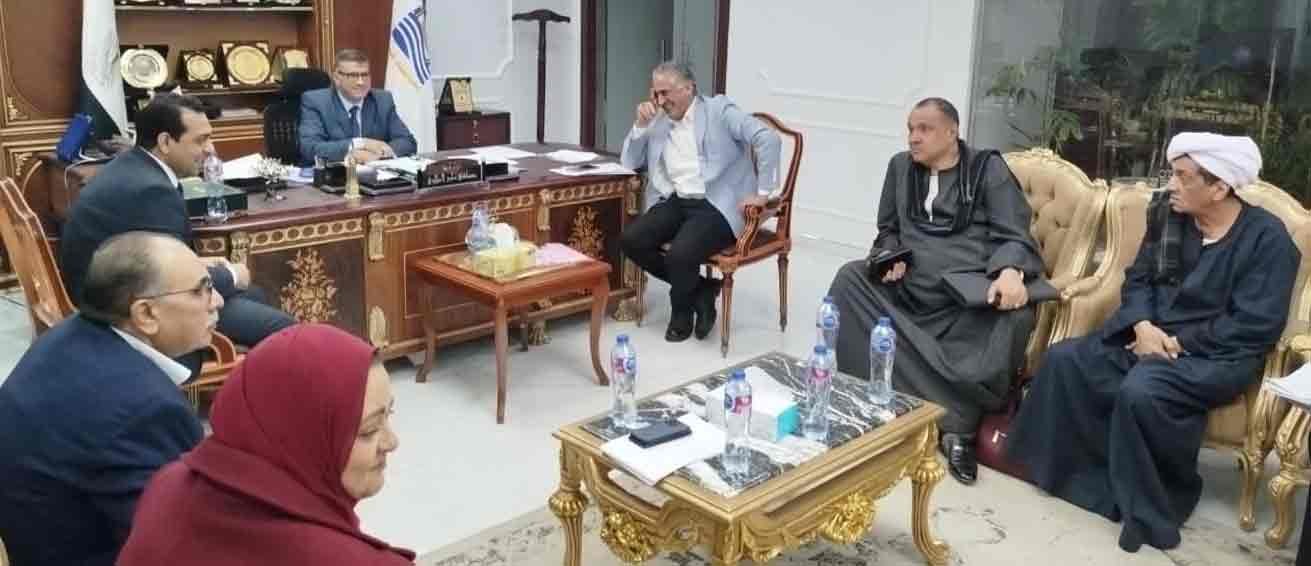 محافظ قنا يلتقي أعضاء مجلسي النواب والشيوخ