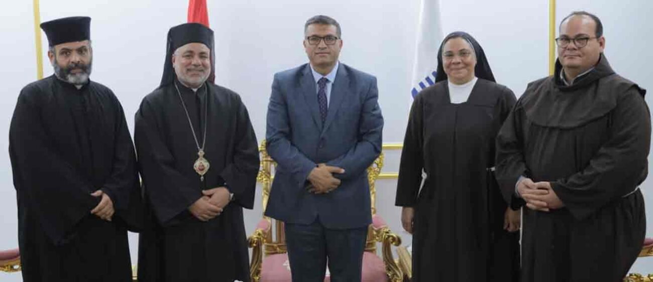 محافظ قنا يستقبل مطران "طيبة"