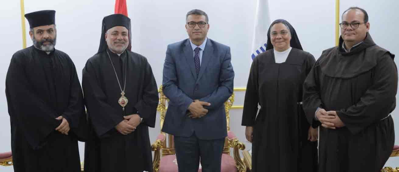 محافظ قنا يستقبل مطران "طيبة"