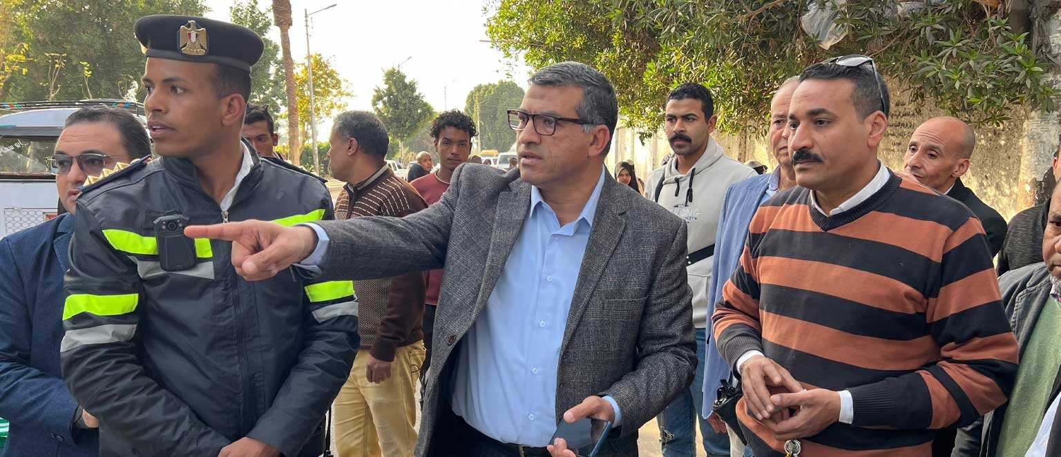 محافظ قنا يتفقد مجمع المواقف