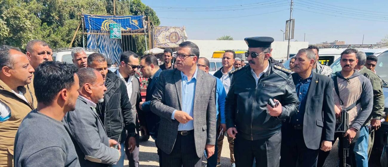 محافظ قنا يتابع سير العمل بمجمع المواقف