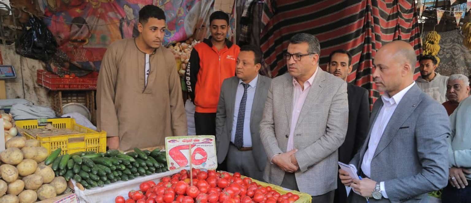 محافظ قنا يشن حملة مفاجئة بسوق السهاريج