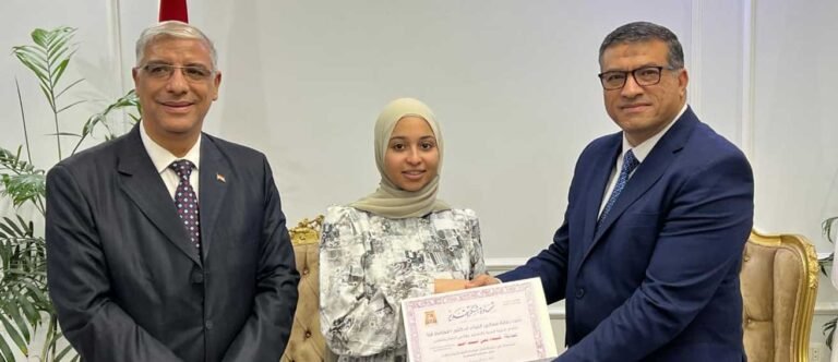 محافظ قنا يكرم الطلاب المتفوقين