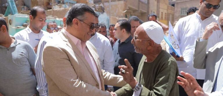 محافظ قنا يتفقد عدد من المناطق السكنية