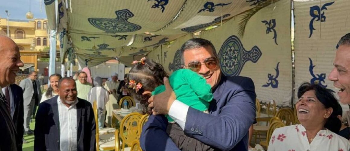 محافظ قنا يحتفل بعيد الأضحى مع أطفال دور الرحمة