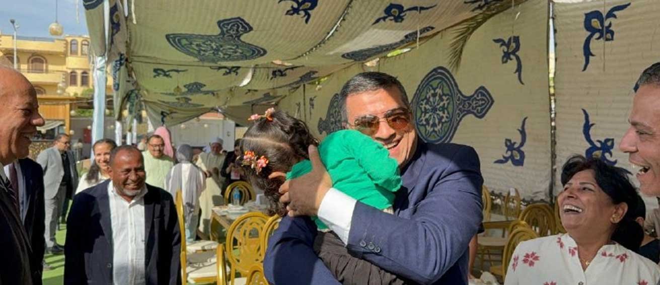 محافظ قنا يحتفل بعيد الأضحى مع أطفال دور الرحمة