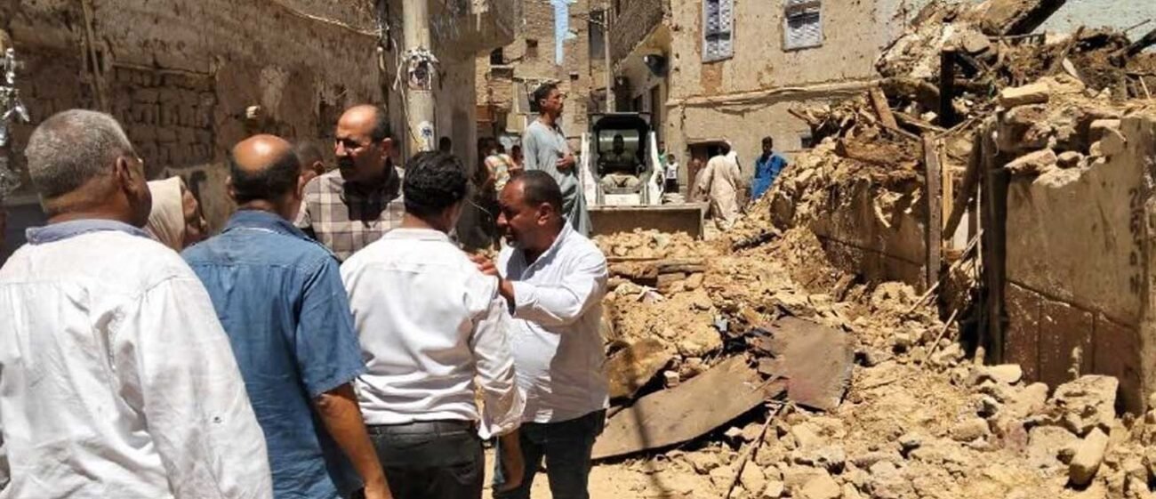 إزالة منزل آيل للسقوط بحي السيد عبدالرحيم في قنا