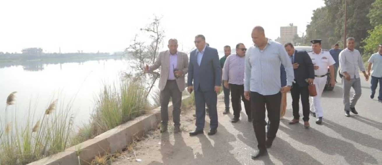 محافظ قنا يتفقد هبوط ارضي