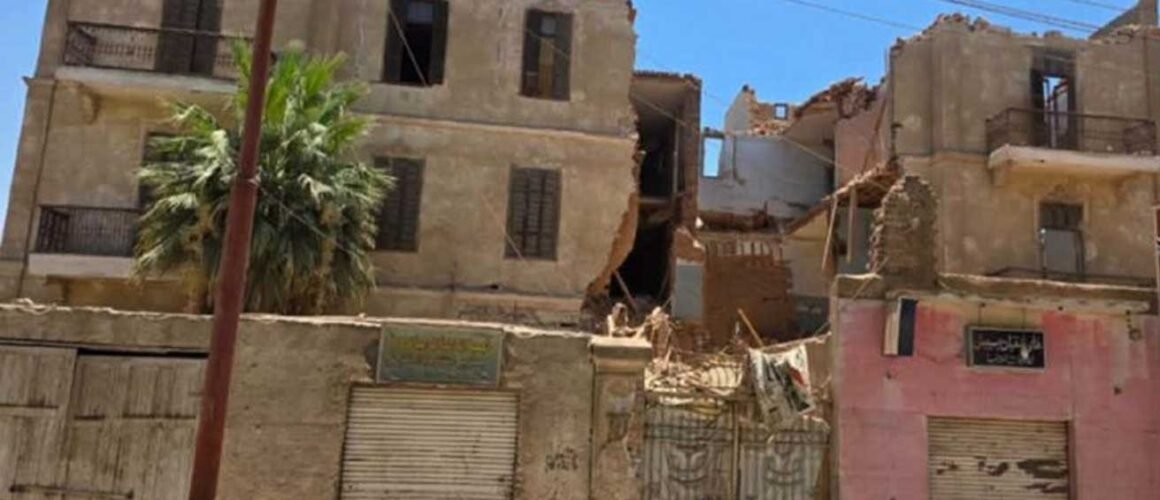 انهيار جزئي لمنزل بجوار ديوان محافظة قنا