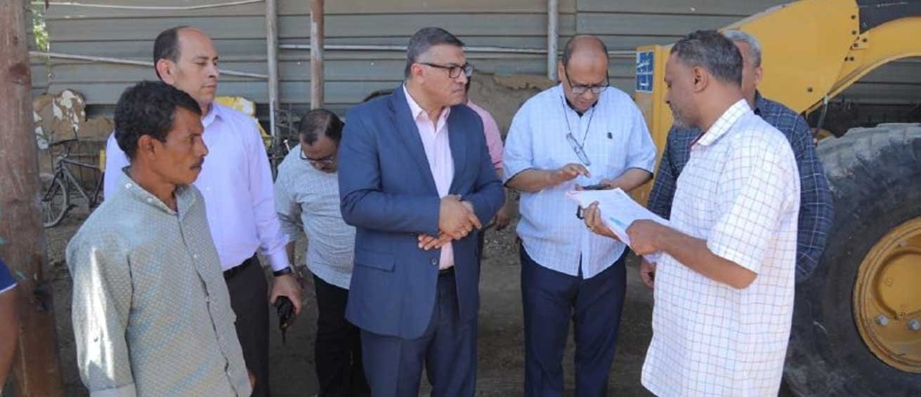 محافظ قنا يوجه برفع كفاءة معدات الحملة الميكانيكية بدشنا
