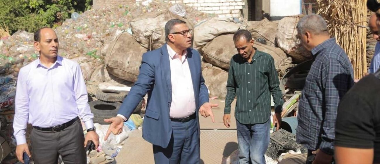 محافظ قنا يوجه بإزالة الإشغالات والباعة الجائلين من شوارع دشنا