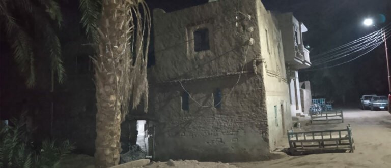 إخلاء منزل آيل للسقوط في قنا