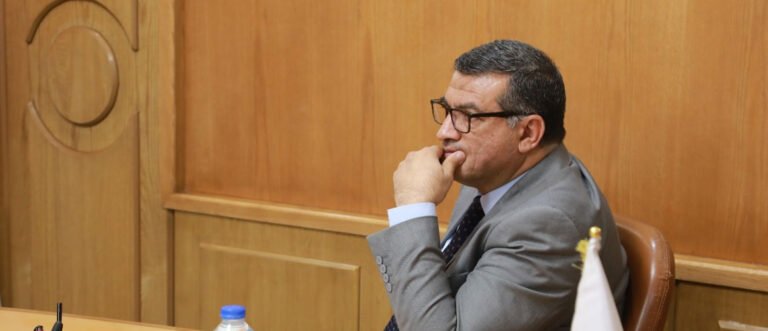 محافظ قنا